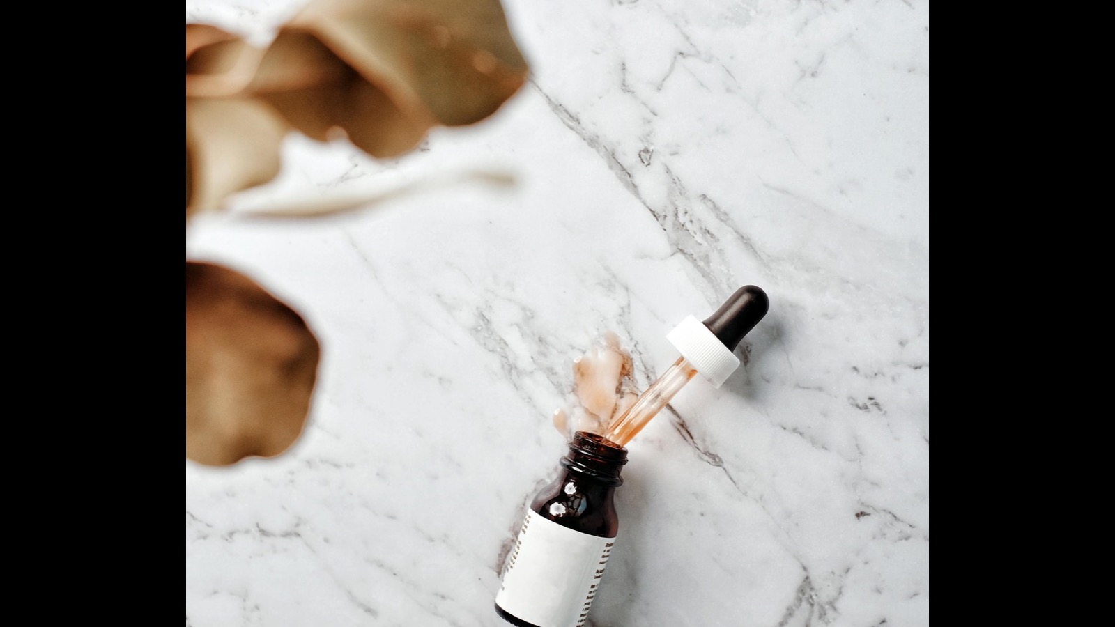 Alcohol Denat în skincare: ce face și când contează