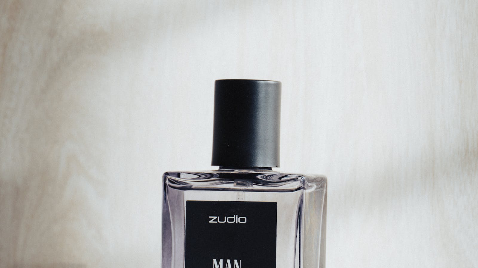 De la 26 la 82: lista extinsă a alergenilor de parfum din UE, explicată