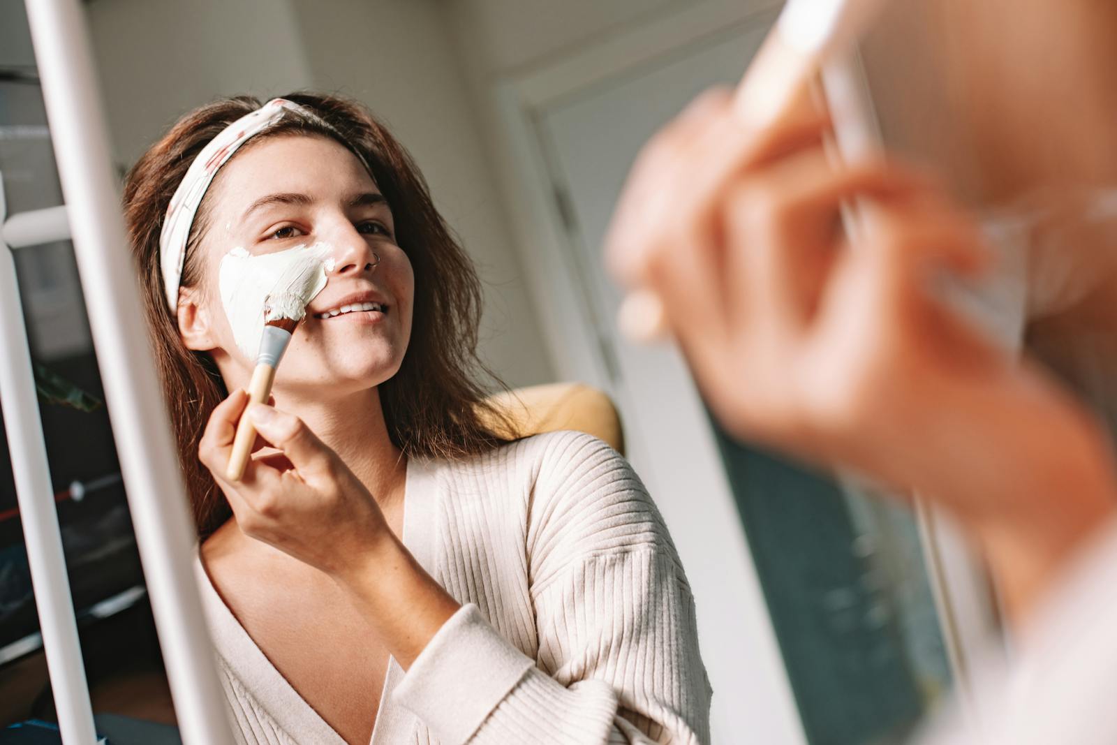 Femeie aplicând un exfoliant Glycolic Acid AHA în timpul rutinei de seară de skincare
