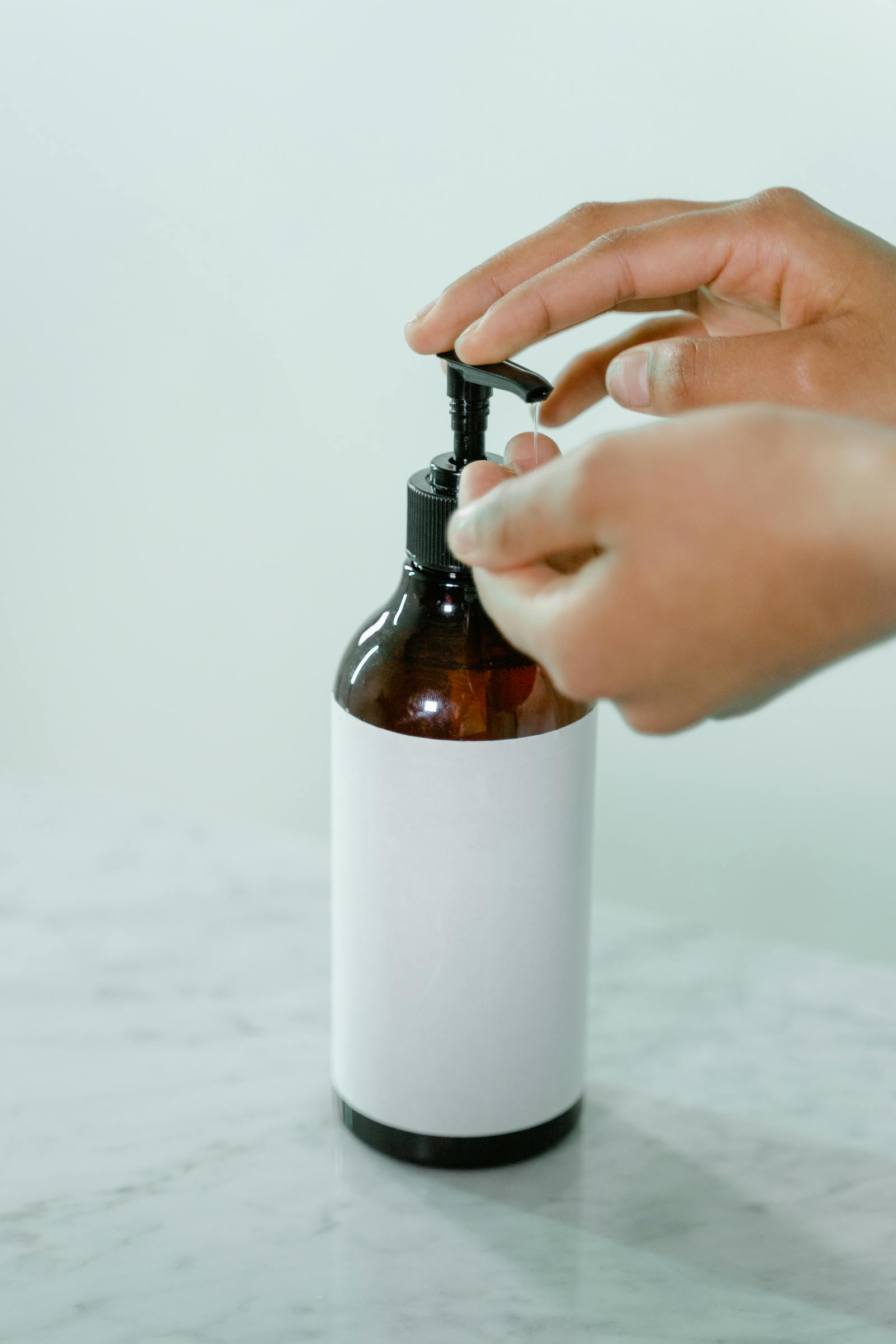 Sticlă cu dozator cu Glycolic Acid reprezentând o formulă tipică AHA leave-on