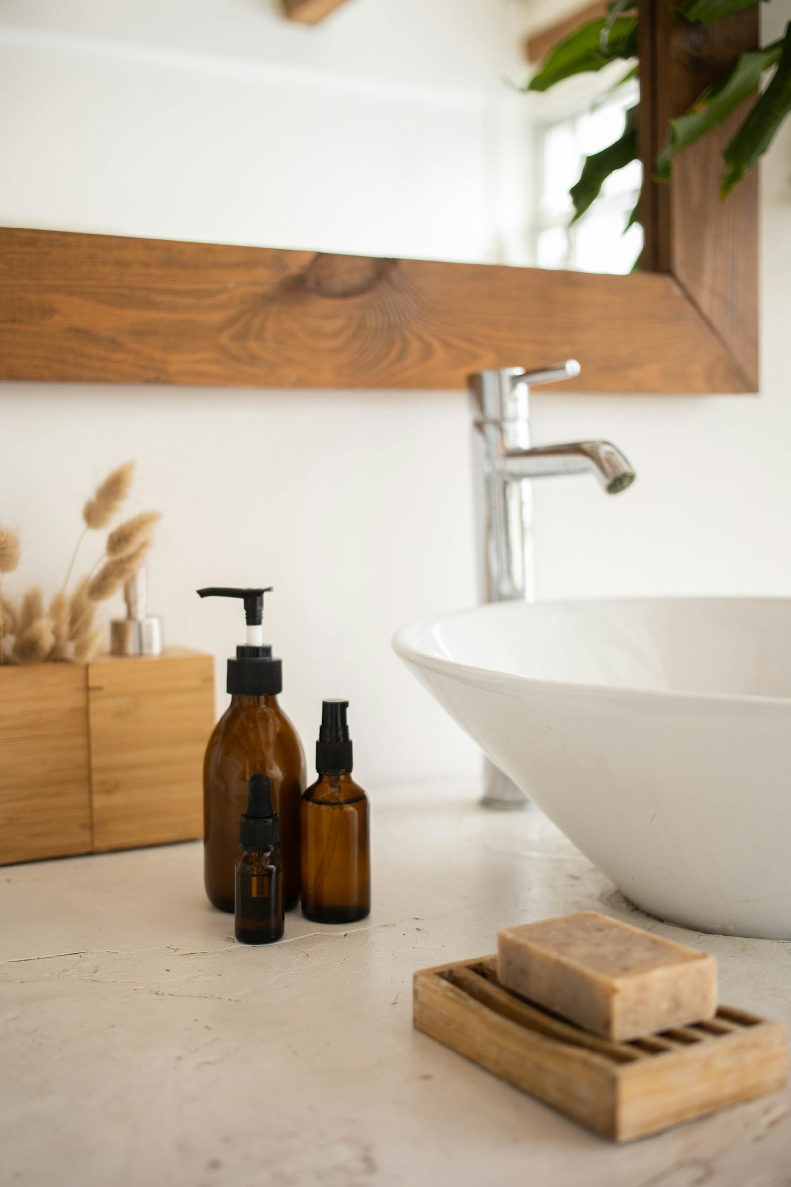 Raft de baie cu seruri Hyaluronic Acid și hidratante aranjate într-o estetică minimalistă și curată