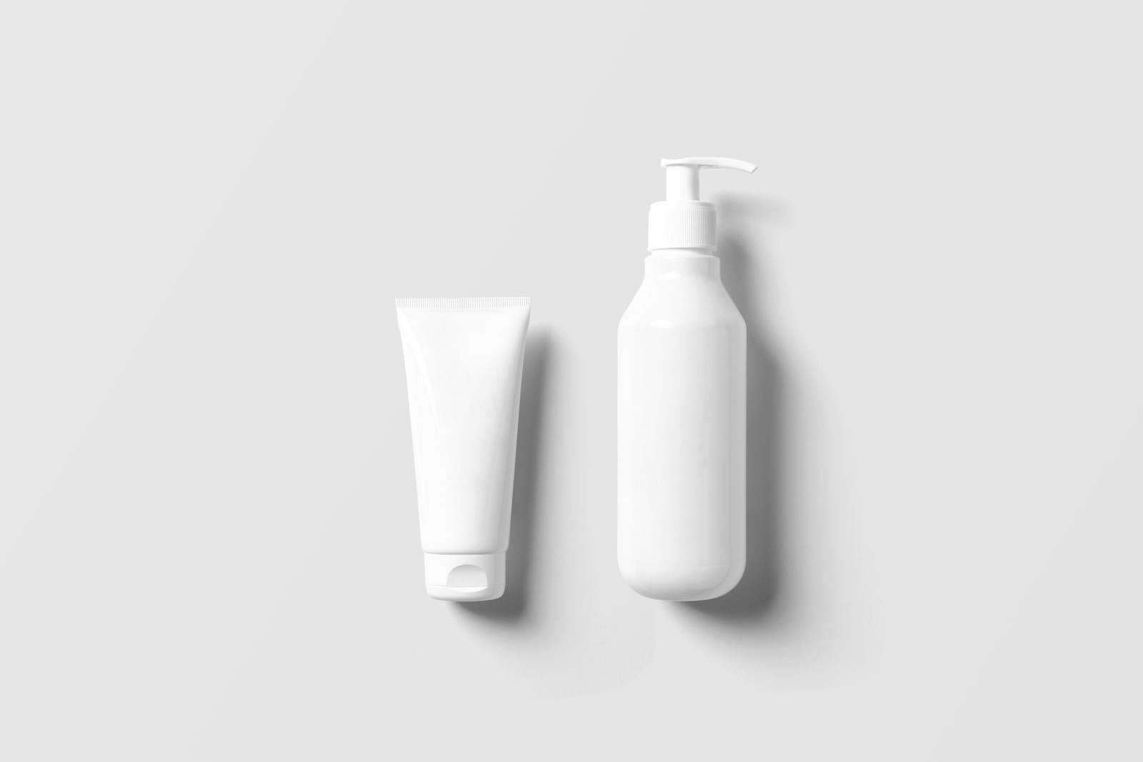 Sticlă albă de șampon și tub de cremă pe o suprafață curată, categoria rinse-off unde Methylisothiazolinone este încă permisă conform limitelor UE
