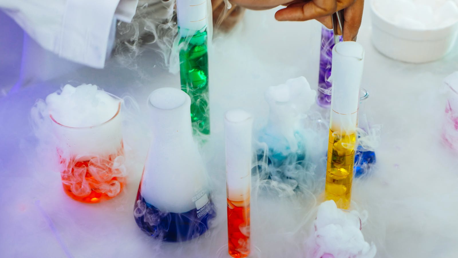 Microplastice în cosmetice: Interzicerea UE 2027 explicată