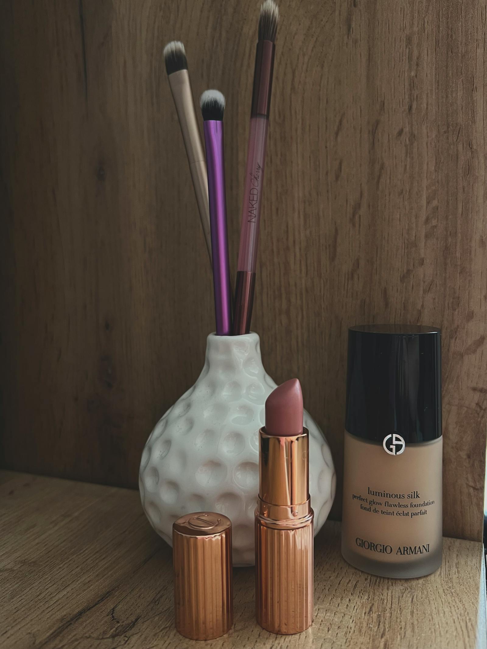 Produse de fond de ten, mascara și ruj într-un flatlay ordonat, categoriile de machiaj long-wear cele mai afectate de eliminarea PFAS din UE