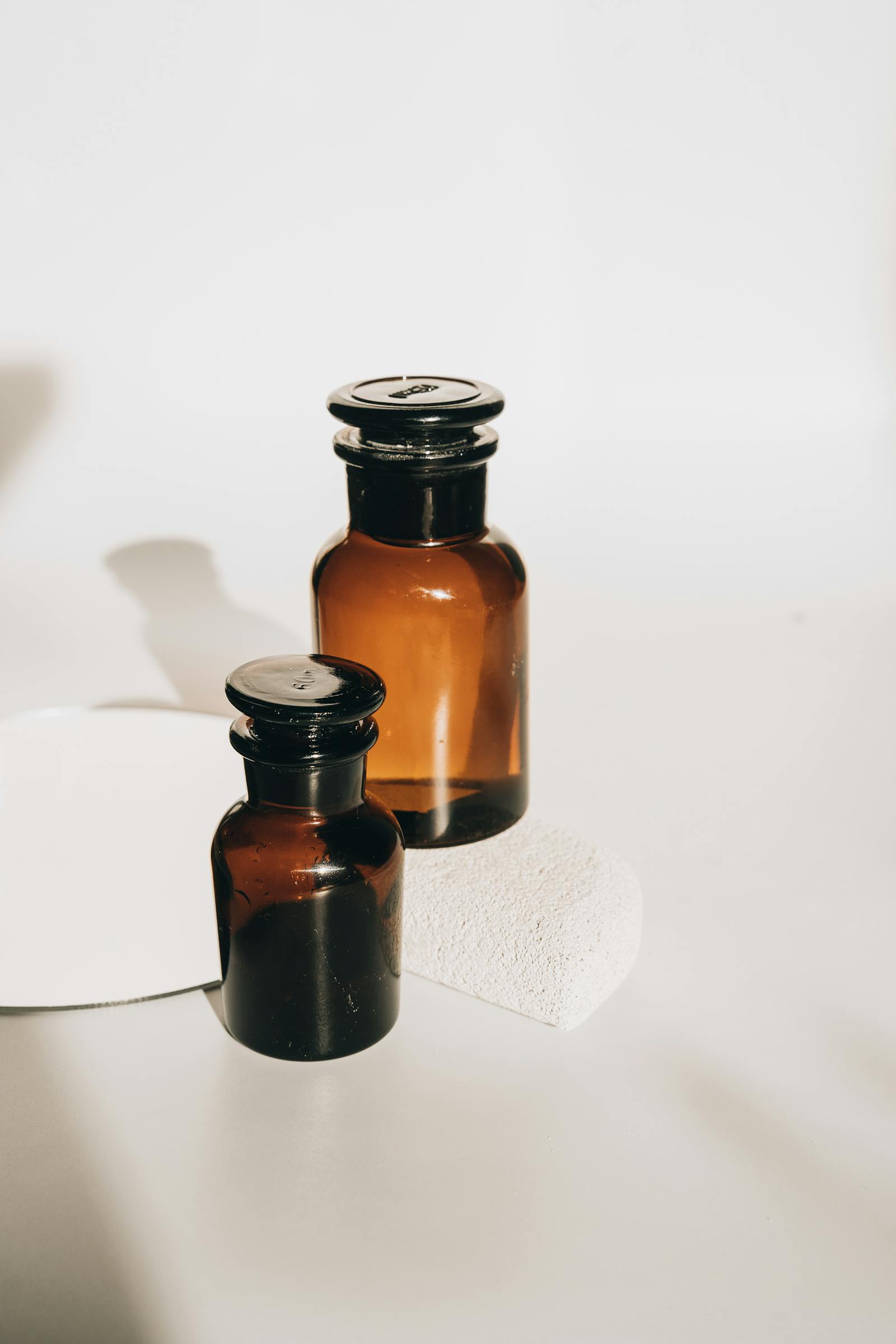 Sticluțe cu picurător din sticlă chihlimbarie reprezentând familia Retinol de derivați ai vitaminei A
