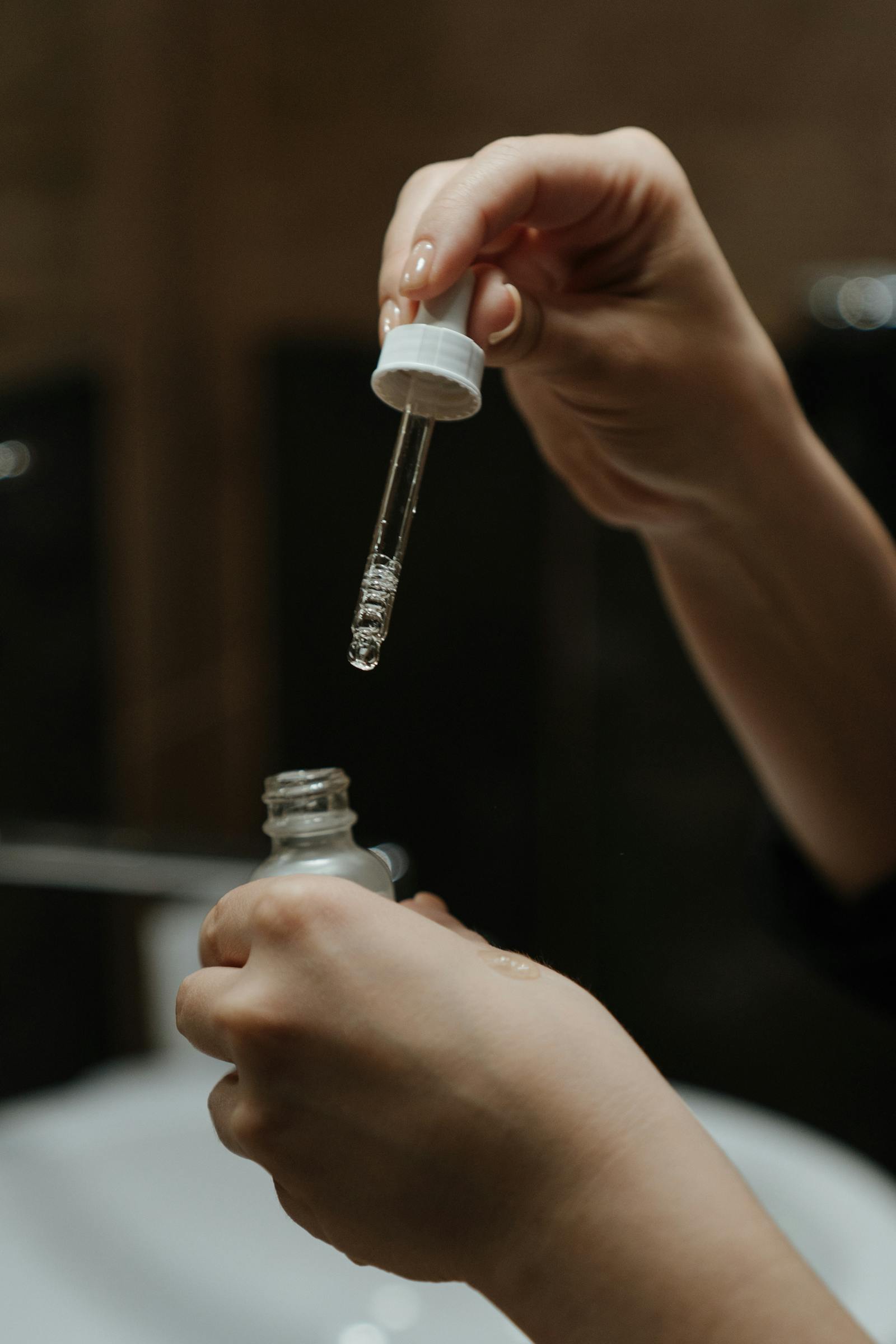 Sticluță albă de ser BHA reprezentând un tratament tipic anti-acnee cu 2% Salicylic Acid