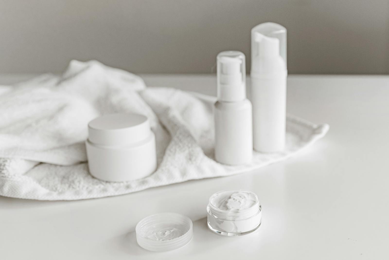 Aranjament minimalist de hidratante cu ceramide și produse de îngrijire pentru susținerea barierei pe o suprafață curată albă