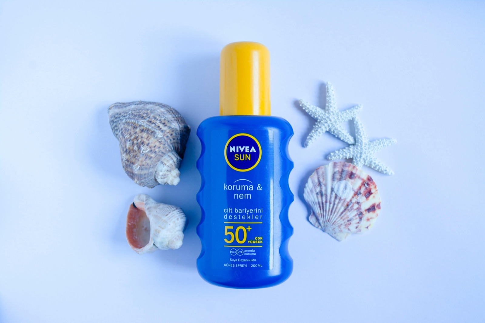 Sticlă de protecție solară minerală SPF 50 reprezentând formulările cu filtre UV pe bază de oxid de zinc și dioxid de titan