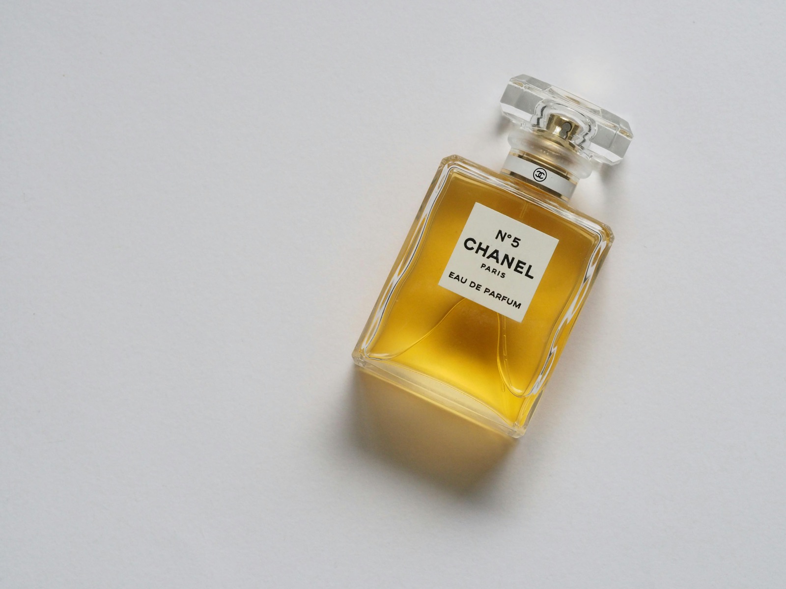 Sticluță de parfum din sticlă chihlimbar reprezentând amestecurile secrete comerciale de parfum care trebuie să declare cei 26 de alergeni UE