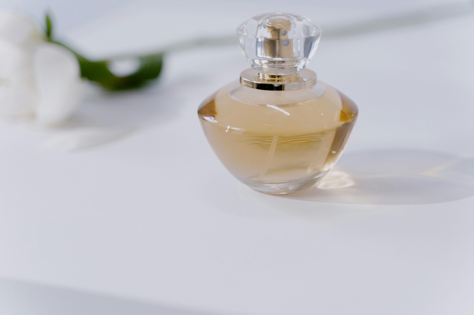 Cei 26 de alergeni de parfum din UE pe care trebuie să-i cunoști