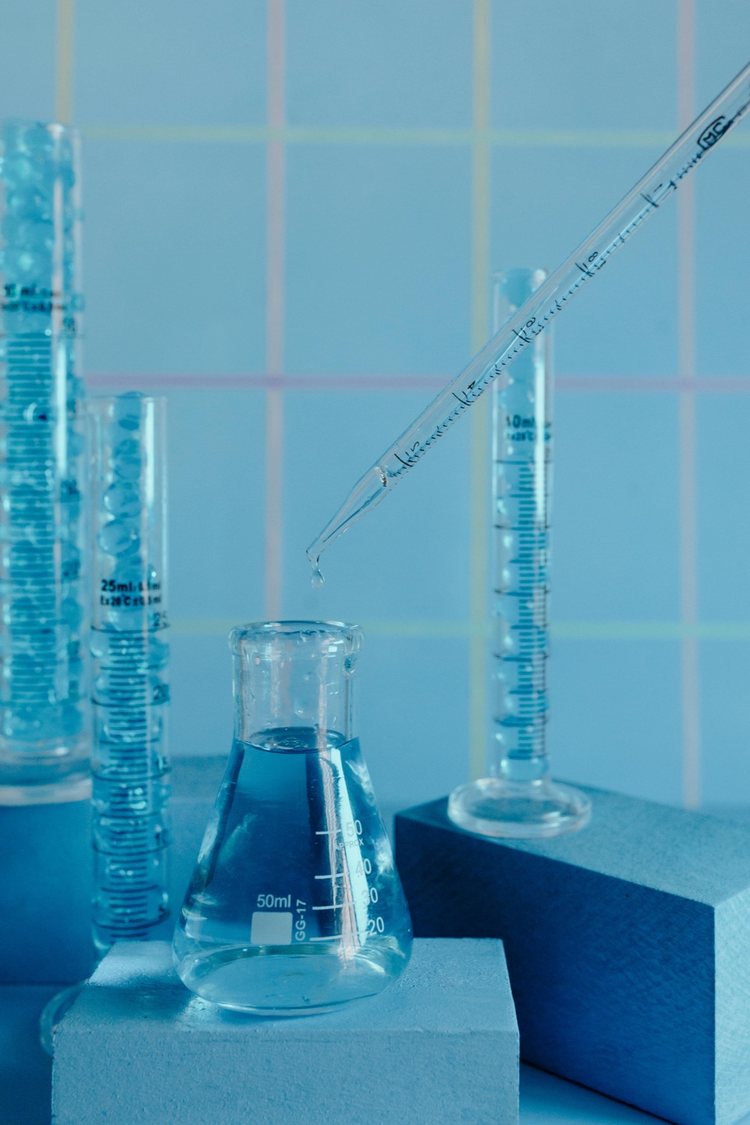 Pipetă de laborator și sticlărie reprezentând activitatea de conformitate cosmetică UE din spatele reglementărilor 2026