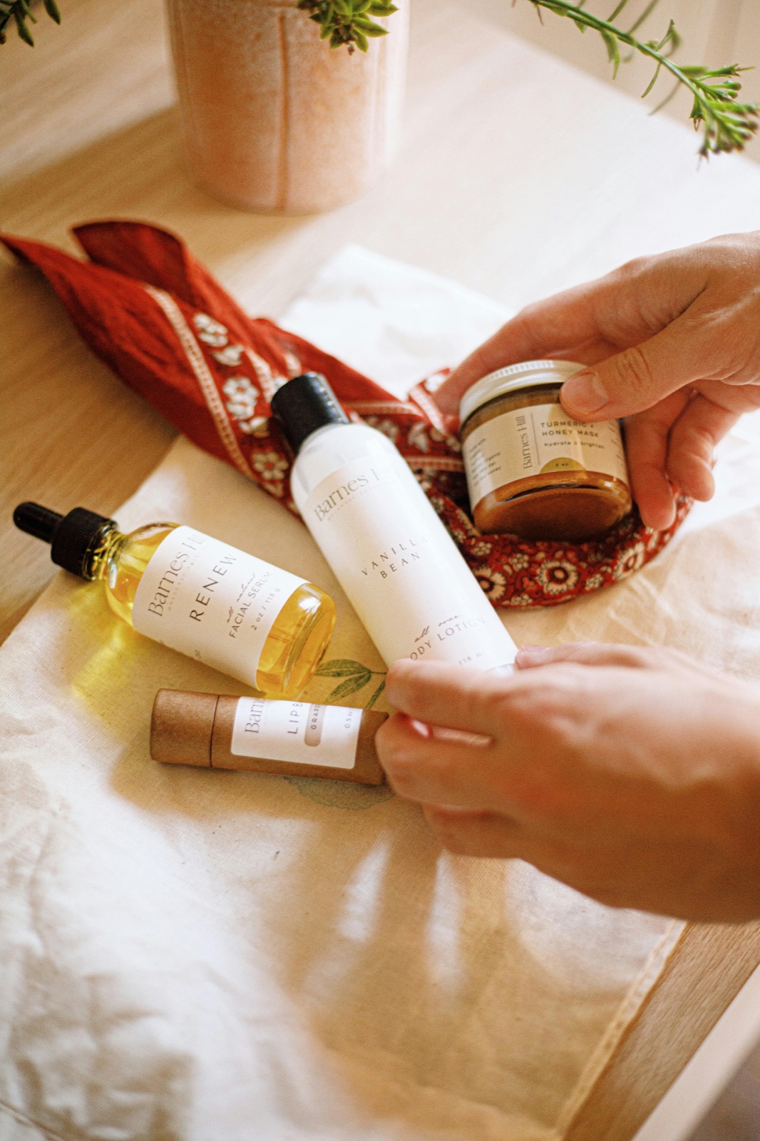 Esențiale minimaliste de îngrijire a pielii naturale aranjate pe o suprafață curată pentru începătorii care învață să citească ingrediente