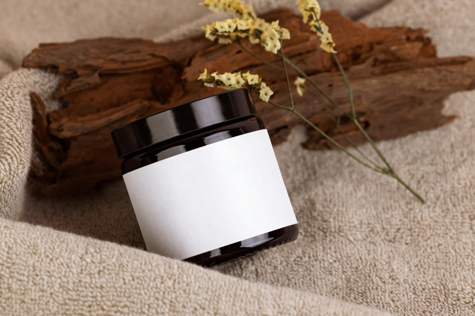 Borcan cosmetic minimalist cu o etichetă goală reprezentând sistemul standardizat de denumire INCI pe orice produs cosmetic
